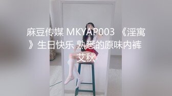 小吃街抄底白色连衣裙的漂亮美女 竟然没穿内裤 粉嫩的鲍鱼还残留着白色的液体 难道是刚刚被操过？