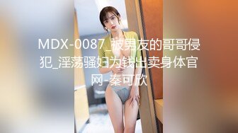 长相清纯内心很骚老哥找来两个美女，圆润屁股粉嫩肥逼，脱下两个内裤翘起屁股，特写大黑牛跳蛋震动