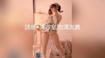 重口味SM苗条女孩性虐玩捆绑双腿绑住床上阴户露出毛刷刺激鲍鱼抽打后背就是痛并兴奋着