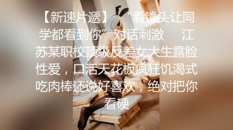 小情侣在网吧包房里面看看电影女友蹲下给口活，不仅颜值高，技术很熟练