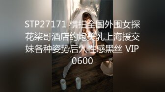 大奶骚妹夜晚驾车和炮友户外车震，摇下车窗掏出奶子呻吟，路边退下衣服深喉口交，后座骑乘猛操回家再继续操