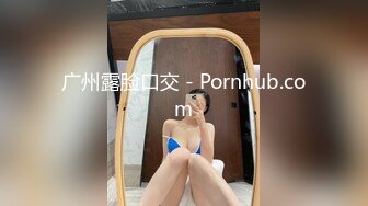 一女顶三用，乖巧妹妹樱桃小嘴轮流不停地含着三根大鸡巴  根根必爽  根根必爆