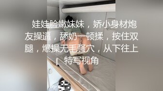 门缝偷拍隔壁老王家媳妇洗澡 把逼洗那么干净干啥？老王不在家又没人用