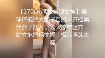 抖音巨乳网红李雅 晚上寂寞难耐小区附近溜达搭讪18岁楞青小伙把他带回家玩弄，满足她的兽欲