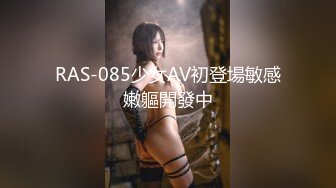  小胖哥2800元约了位高颜值长裙美女上门服务,人美身材好,还有点腼腆害羞