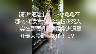 妹子长得很像新疆人，标致的新疆型美女，太爱笑了，看个动画片 乐呵呵