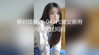 超市裏偷窺模特身材大學妹裙底風光,透過粉色內內看到誘人的陰毛了