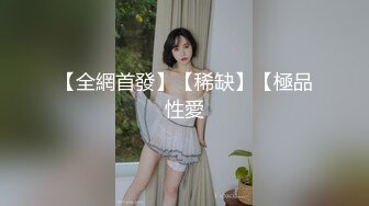 忽悠女顾客做特殊服务，让小哥玩起了双飞，黑丝露脸口交大鸡巴给小哥舔乳头，两个骚逼让小哥干的神魂颠倒