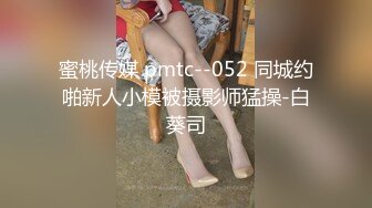 去表姐家玩，趁机在她卫生间暗藏摄像头拍她上厕所,想不到外表清甜的小甜心,下面的逼毛那么多那么黑