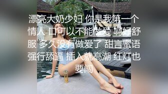 【新片速遞】 商场女厕全景偷拍格子裤美女的小嫩B❤️难道是被她发现了