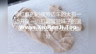 至尊丰满的绿衣女神 波涛汹涌的两只奶 看着就来劲，尿尿如风景 不擦拭就利索穿起了黑色内裤！