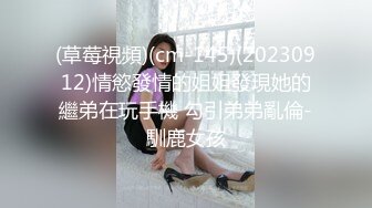 黄播界唐嫣爆乳小骚货，搔首弄姿抹上精油，假屌爆插微毛小穴，爽的娇喘呻吟浪叫，你们开来操我喜欢无套