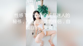  酒店和小18岁女友开房，电视放着七龙珠，在床上却摸着女友的奶子