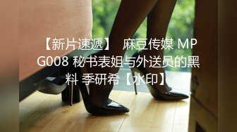 看见心目中的女神学妹反蹲着上厕所