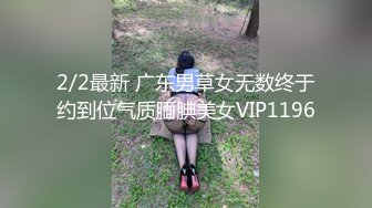   眼镜光头佬网约人妻长腿少妇超近拍摄，隔着内裤揉穴调情，手指扣弄舔逼，穿着高跟鞋特写正入