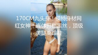 姐妹榨汁机，丝袜高跟大长腿一起伺候大哥，一起跪在地上给大哥舔鸡巴