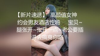 萌萌的纯情小妹，全程露脸镜头前直播赚外快，跟狼友撩骚互动，超级可爱，玩弄假鸡巴抽插小嫩穴精彩又刺激