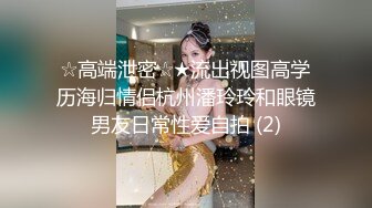 水果摊买香蕉的蓝裙美女，内裤裆部竟然是透明的，毛毛清晰可见