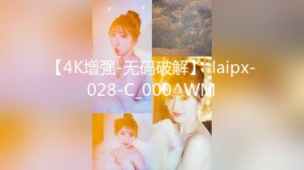   韵味十足甜美骚女，女用倒模20CM长屌，骑乘自己动，翘起屁股插入，上下套弄水声哗哗，双头龙深插