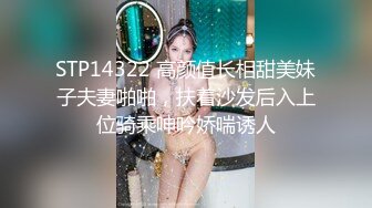 美女穿着短裙公园直播跟粉丝互动