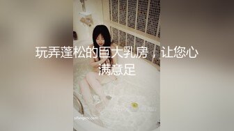 抠逼时弄疼了后面不是很配合了,男的抱着小翘臀狠狠抽