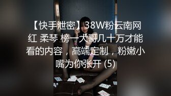 学校里的女生真骚啊稍微玩弄下逼穴就湿漉漉，毛毛浓密情欲旺盛，配合顺从大力插入抽送浪叫啪啪太爽了