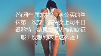 长裙美女尿完后一直臭美照镜子