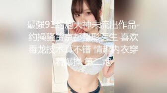 长发飘飘的美少妇，妩媚动人，没想到尺度还不错，第一视角白虎穴掰穴自慰，刺激外阴淫水很多