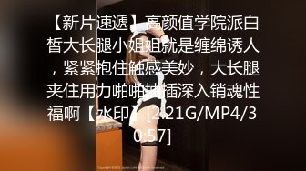 折扣店撩腿挑鞋亮騷白裙肉絲美婦,內內走光了