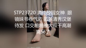 办公楼尾随白丝袜黑高跟闷骚女会计，松软发涩的肉唇喷得到处都是