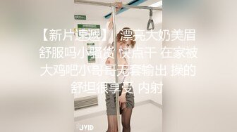 估计是刚刚洗完澡寂寞了拿根假鸡鸡安慰自己