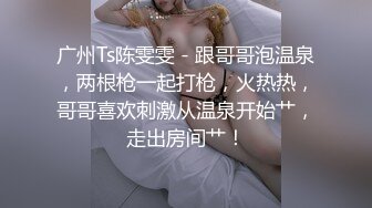 商场女厕全景偷拍挎包短裙美少妇前后围着她拍了一圈 (1)