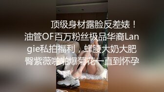  文静的小少妇露脸丝袜高跟短裙漏着两个骚奶子跟狼友撩骚，让小哥抱着揉奶玩逼