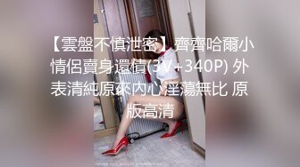 商场女厕全景偷拍几个高颜值美女嘘嘘2 (12)