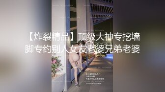 黑丝露脸极品小妞用道具爆着菊花自己抠骚逼搞的自己高潮冒白浆，洗干净给大哥口交大鸡巴，塞着肛塞后入爆草