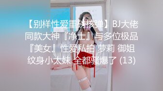 熟女穿着情趣黑丝自慰 手用着不过瘾拿了个大假鸡巴又舔又插