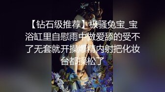 大奶花裙少妇啪啪，少妇乐开花超近距离掰穴，乳交舔屌戴套骑乘，扶着大屁股后入猛操