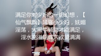 红色吊带包臀裙的美女逛夜市 岔开腿被抄底粉色内裤紧紧包裹勒出深深的逼缝隙中间湿了侧面还露毛