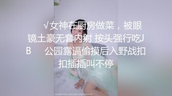 一臉淫蕩相的浪女,白裙紅鞋黑情趣內內更風騷