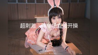  无毛肥逼妹子黑色网袜假屌自慰啪啪，抬起双腿猛操上位骑乘，没几下就射了内射美穴