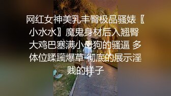 沙发上出轨女被疯狂发泄，前后夹击疯狂啪啪