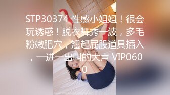 婚房红嫁衣新娘中途打电话聊骚聊完受不了就开始自慰，这么淫荡吧！太反差了！