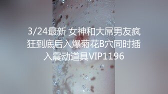 两个性感白衣妹子玩得不亦乐乎