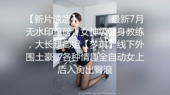   外表清纯短发18学生妹为赚钱拍摄，娇小身材无毛嫩穴，抱在身上扣穴