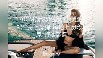 00后短发萝莉嫩妹被两大汉随意玩弄，边口边后入振动棒摩擦，骑乘假屌口交花样非常多，娇小身材上位扭动小腰